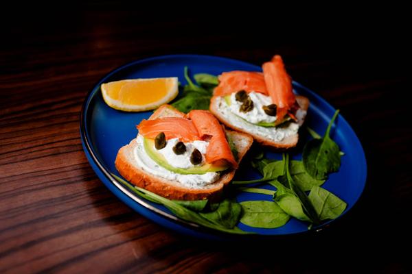 Sandvici "deschis" cu Somon Fume si Avocado (Optional FARA GLUTEN)